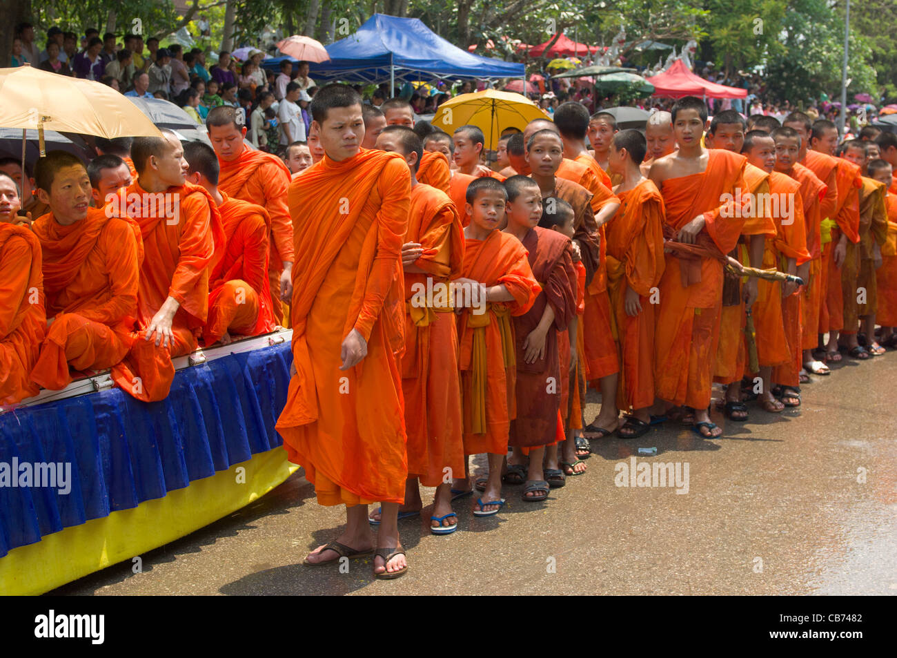 Buddhistische Mönche aufgereiht bereit für die Prozession am Mue Nau, der mittlere Tag der Lao Neujahr (Pi Mai Lao), Luang Prabang, Laos Stockfoto