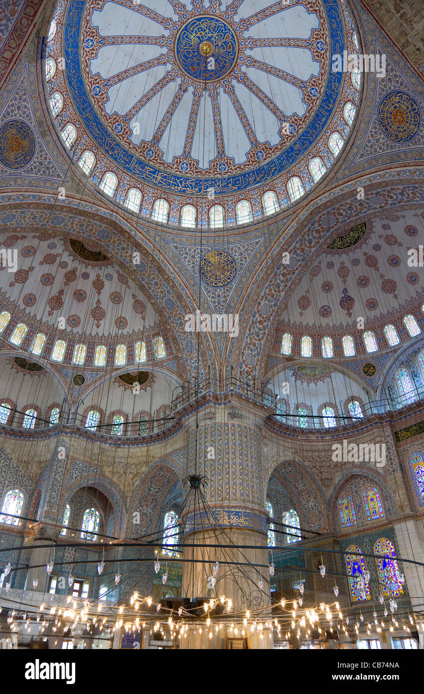 Türkei, Istanbul, Sultanahmet Camii, die blaue Moschee-Interieur mit dekorierten bemalten Kuppeln mit Kronleuchter unten. Stockfoto