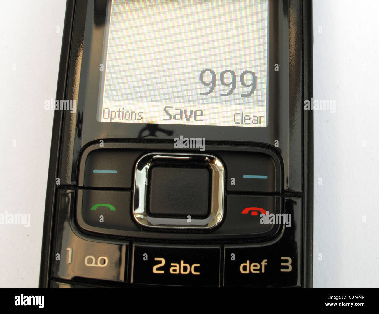 Ein einfaches Nokia Handy auf einen weißen Hintergrund Nahaufnahme von dem Bildschirm zeigt Notrufnummer 999 UK Stockfoto