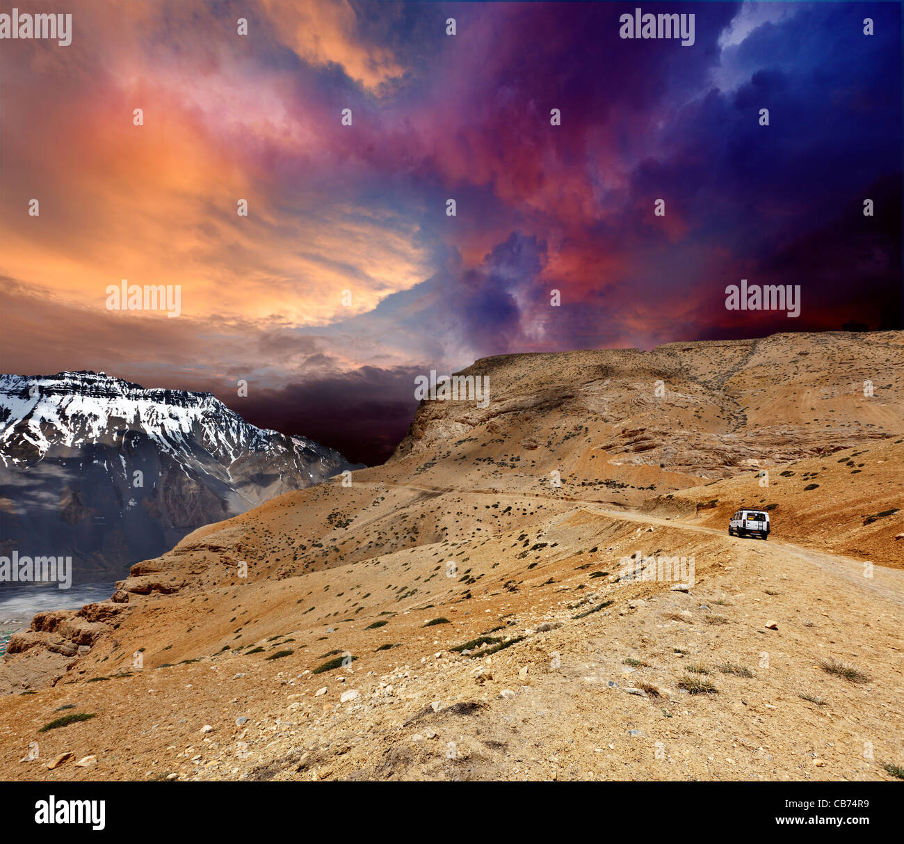 Straße in Bergen (Himalaya) mit dem Auto. Spiti Valley, Himachal Pradesh, Indien Stockfoto
