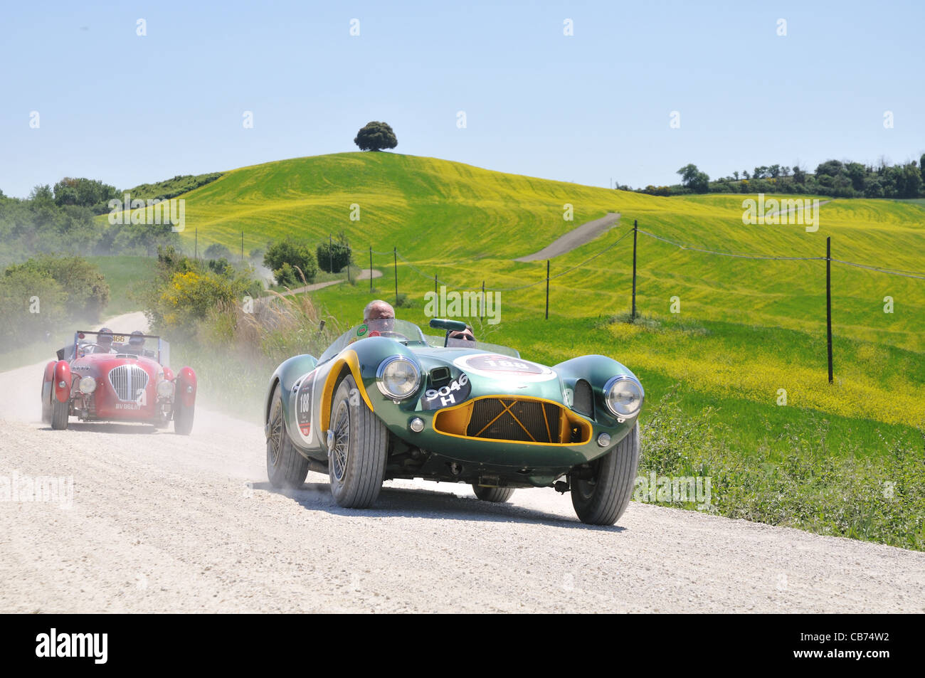 Ein 1953 grün Aston Martin und ein 1950 rot Healey Silverstone bei 1000 Miglia Oldtimer-Rennen Stockfoto