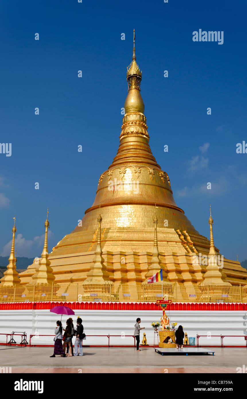 Riesigen goldenen Stupa von Tachileik Shwe Dagon Pagode in Myanmar glitzern in der Sonne mit Menschen zu Fuß durch & am Schrein beten Stockfoto