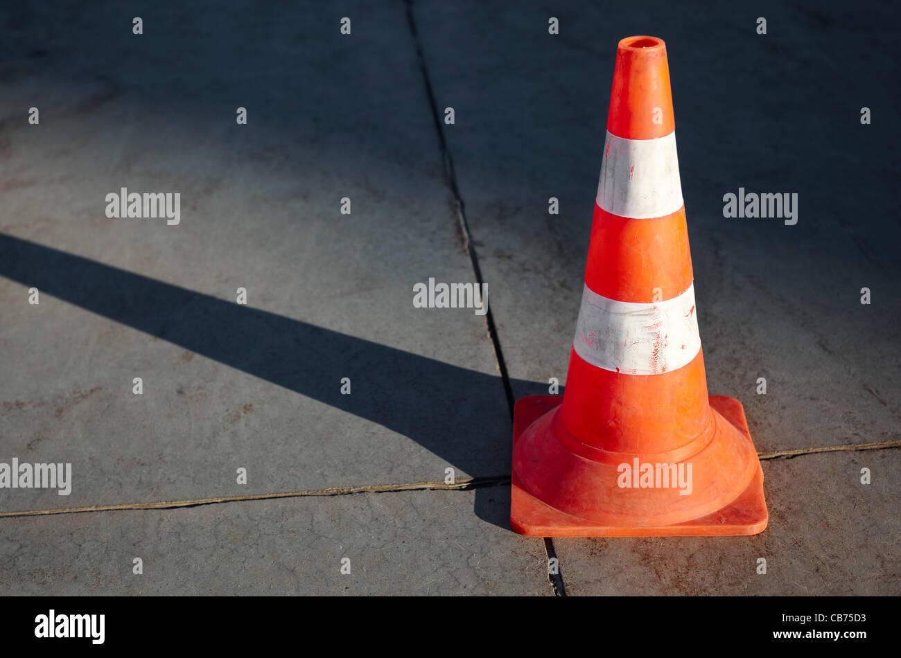 Errichtet die orangefarbenen Kegel Mark fahren Kurs, Tiefenschärfe und Tageslicht Stockfoto