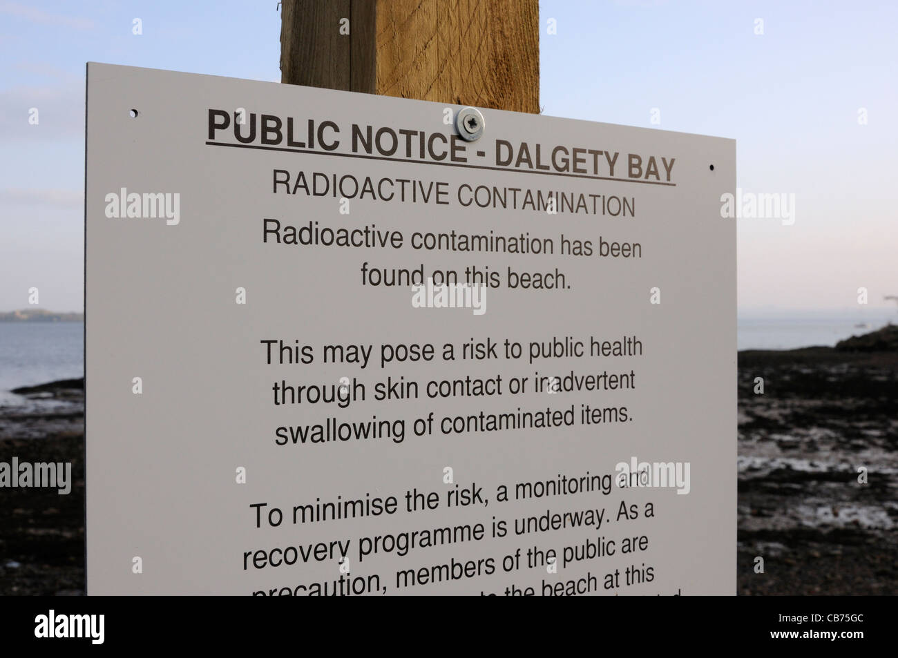 16. November 2011. Der Strand im Norden von Dalgety Bay Segelclub hat aufgrund der radioaktiven Kontamination abgesperrt worden. Stockfoto