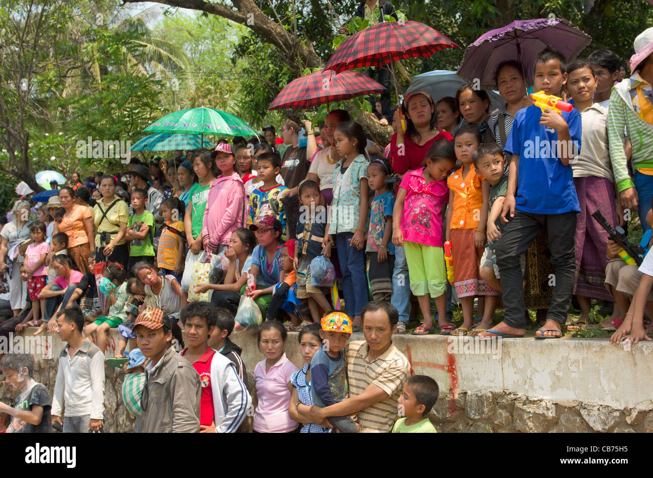 Massen, die darauf warten, beobachten Sie die Prozession am Mue Nau, der mittlere Tag der Lao Neujahr (Pi Mai Lao), Luang Prabang, Laos Stockfoto
