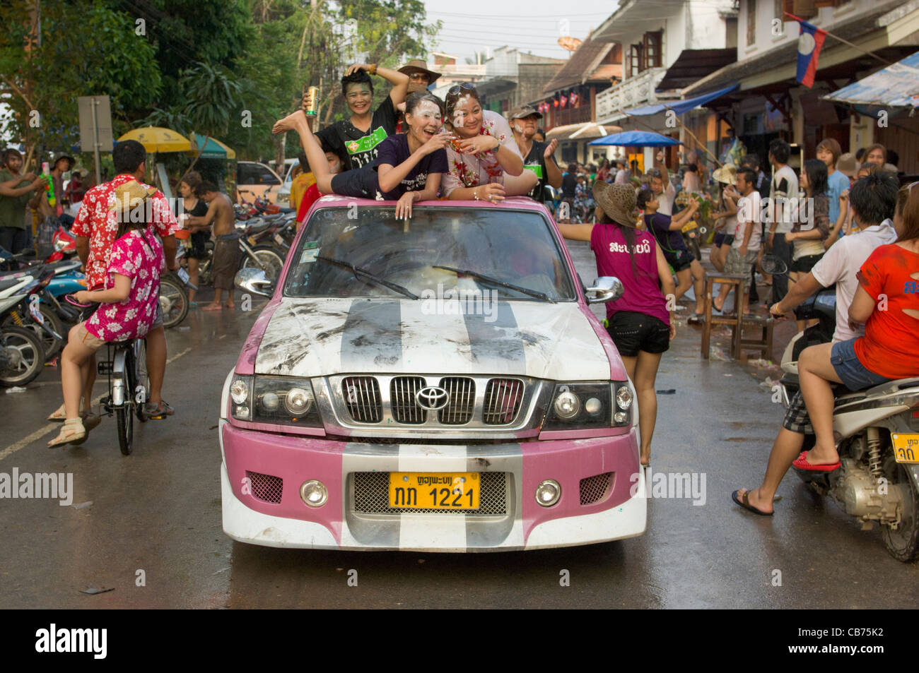 Lao Mädchen trinken Bier auf einem frisierten Auto während einer Wasserschlacht zu feiern Lao Neujahr (Pi Mai Lao), Luang Prabang, Laos Stockfoto