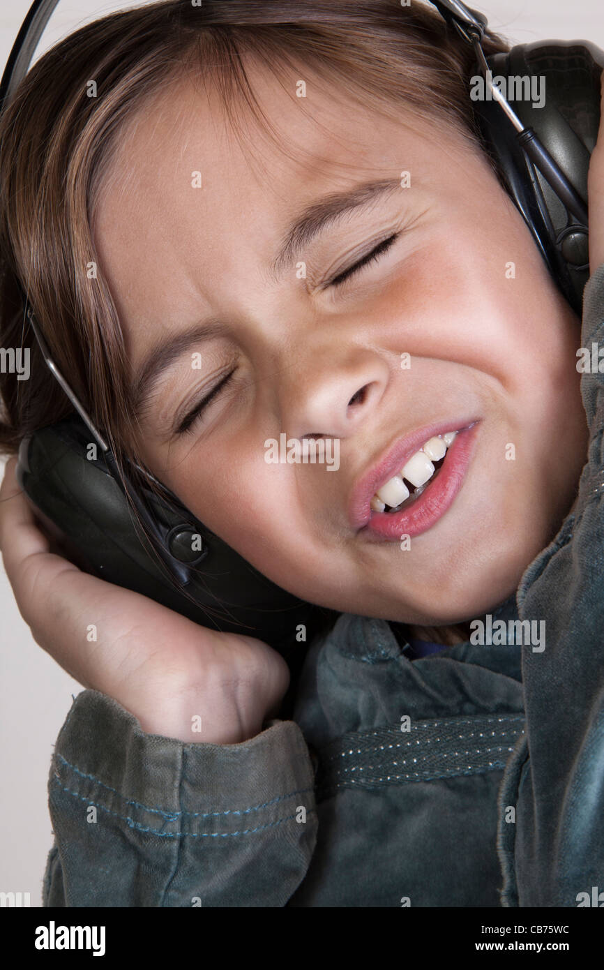 Tatorts von Kind das Tragen von Gehörschutz Stockfoto