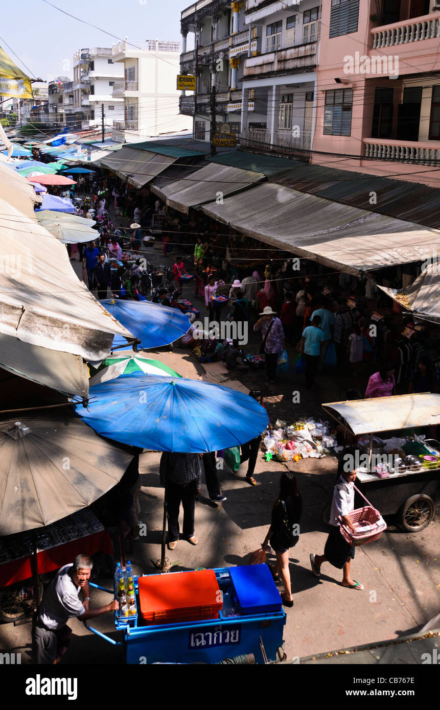 Blick vom internationalen Brücke über Tachileik Markt entlang der Straße an der Grenze zu Myanmar und Thailand Stockfoto