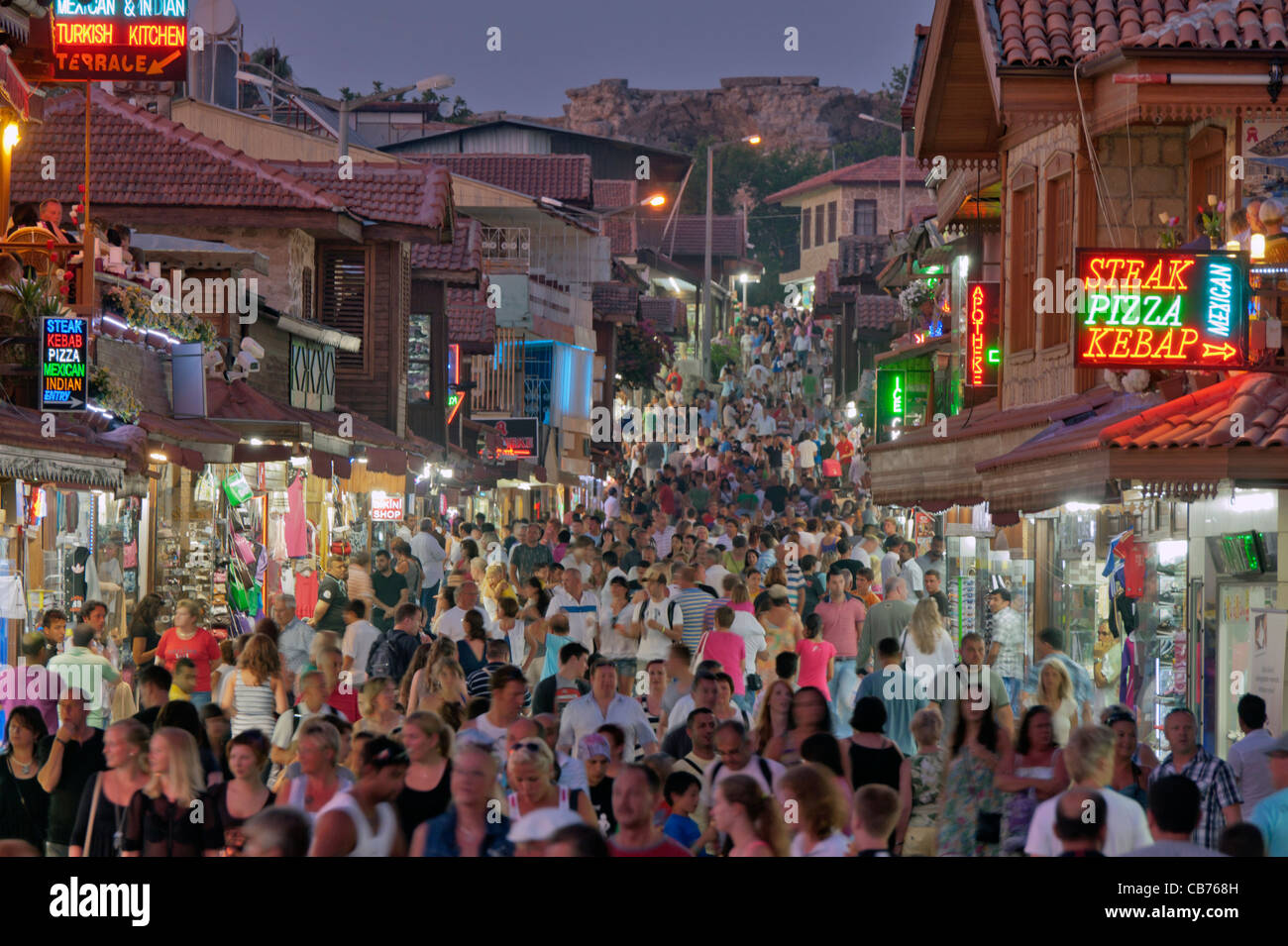 Überfüllt von Touristen in Seitenstraße in der Abenddämmerung Antalya Türkei Stockfoto
