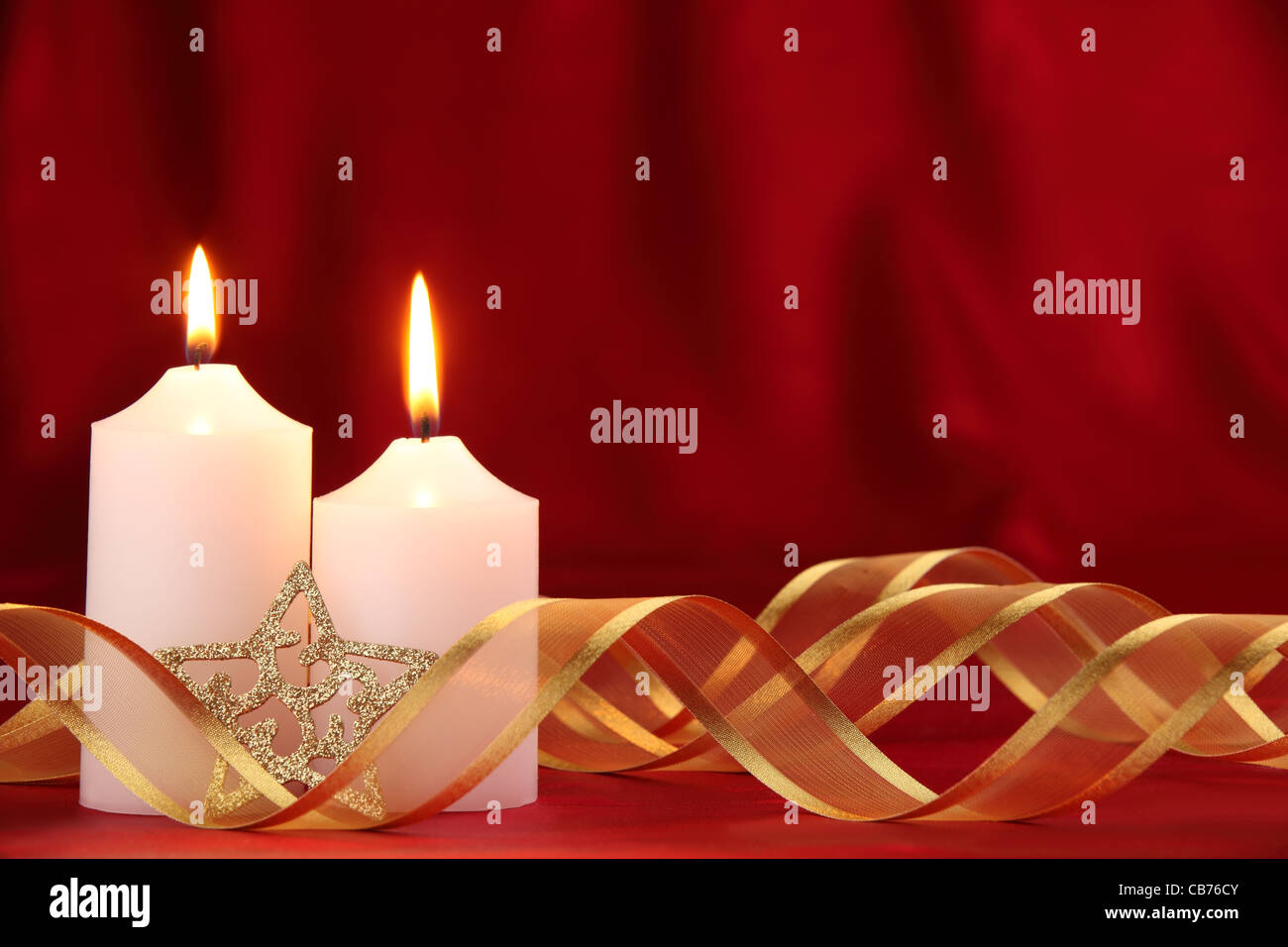 Weihnachtskerzen dekoriert mit Band Stockfoto