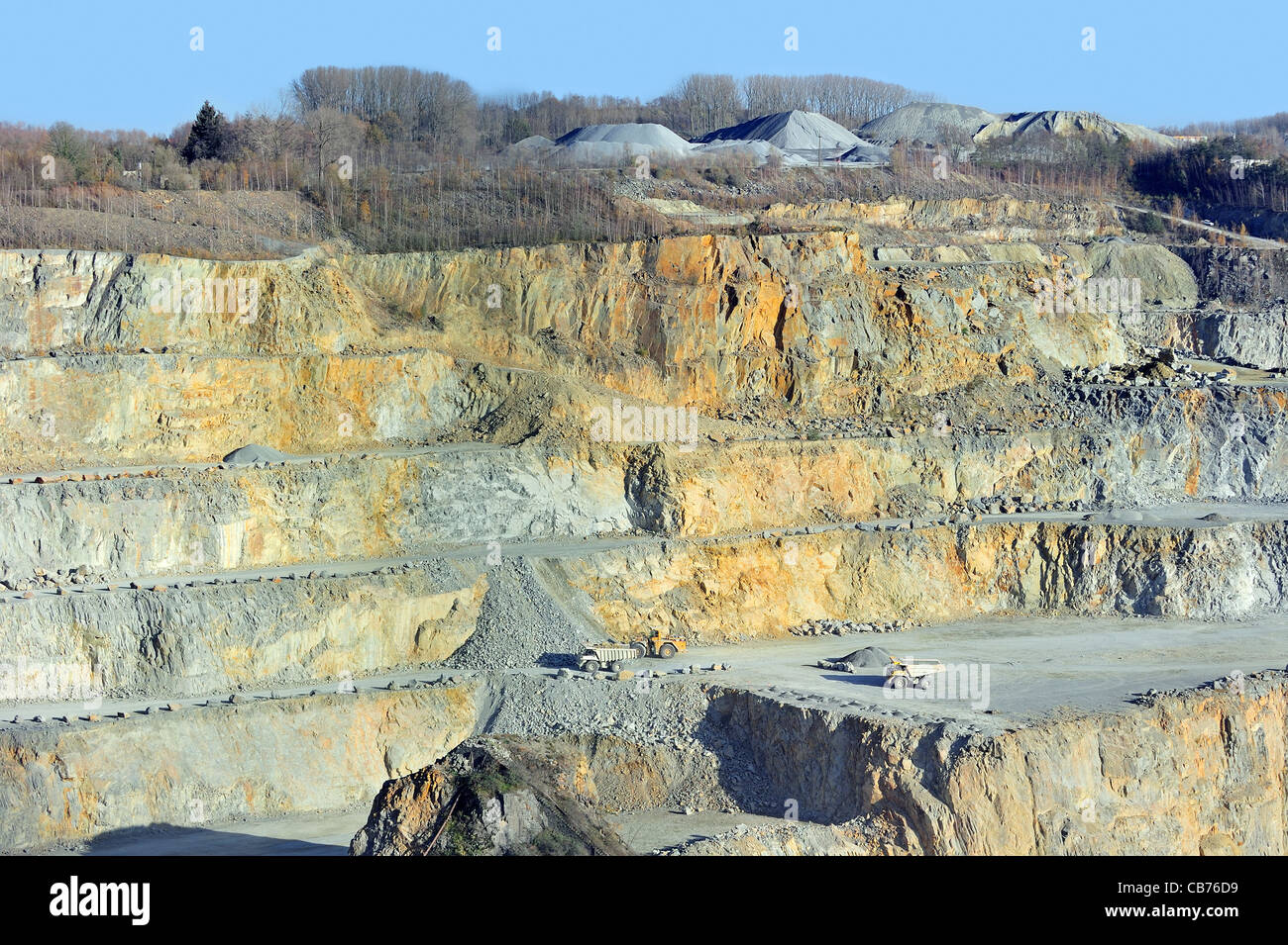 LKW bei der Arbeit in Porphyr-Steinbruch, Tagebau-mine für die Produktion von Schotter für den Straßenbau zu Lessen / Lessines, Belgien Stockfoto