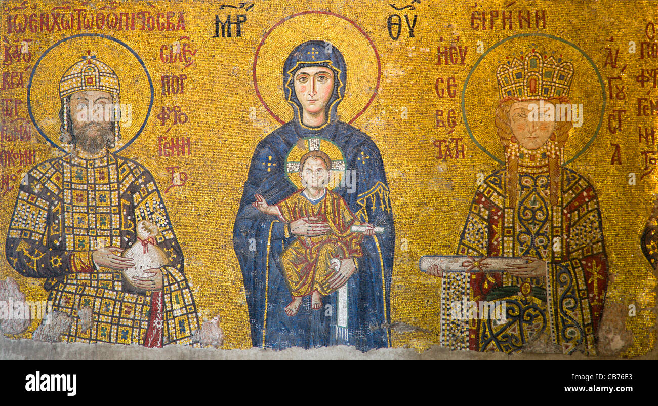 Türkei, Istanbul, Sultanahmet, Haghia Sophia Mosaik der Jungfrau Maria mit dem Jesuskind mit Kaiser und Kaiserin. Stockfoto