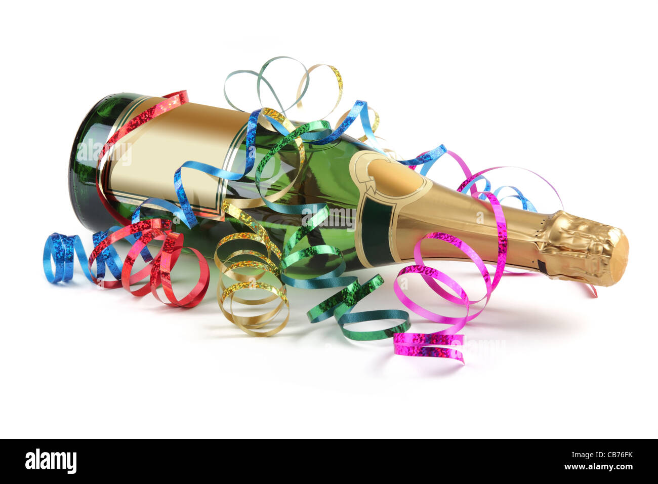 Flasche Champagner mit Luftschlangen, isoliert auf weiss. Stockfoto