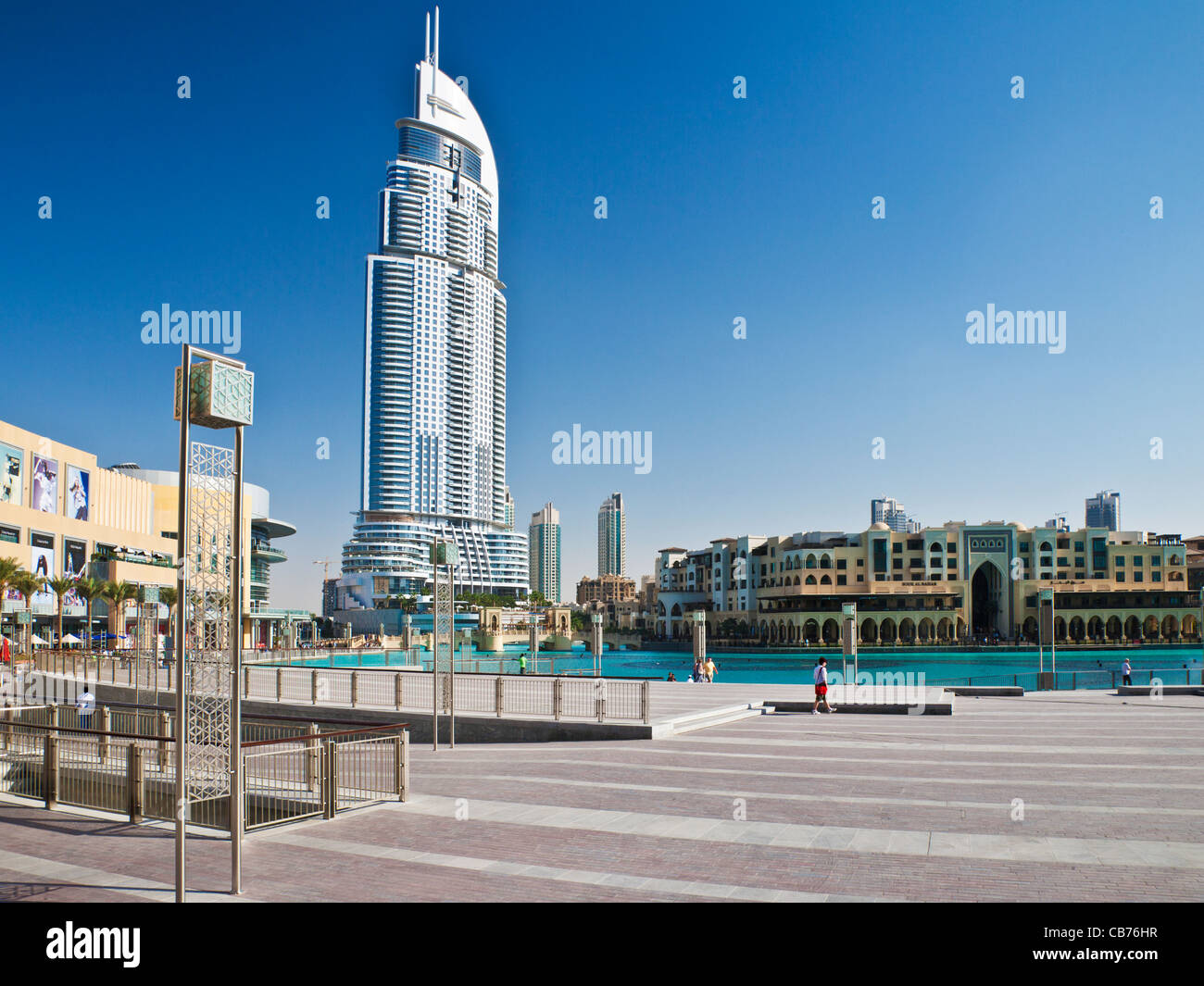 Die Innenstadt von Dubai mit Dubai Shopping Mall auf der linken Seite, The Address, ein fünf-Sterne-Luxus-Hotel und dem Souk al Bahar auf der rechten Seite. Stockfoto