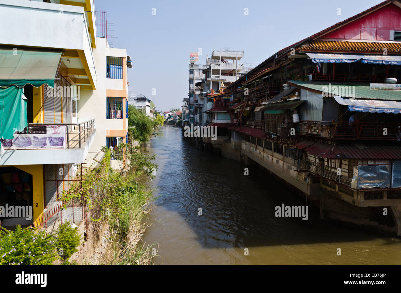 Die sehr schmalen Fluss Mae Nam Sai & internationale Grenze mit Gebäuden von Tachileik Myanmar auf linken Seite & Mae Sai Thailand rechts Stockfoto