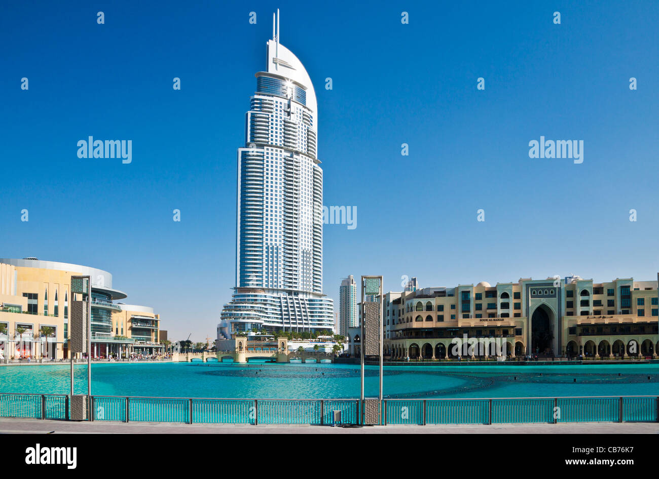 Die Innenstadt von Dubai mit der Dubai Shopping Mall auf der linken Seite, The Address, ein fünf-Sterne-Luxus-Hotel und dem Souk al Bahar auf rechten Seite. Stockfoto