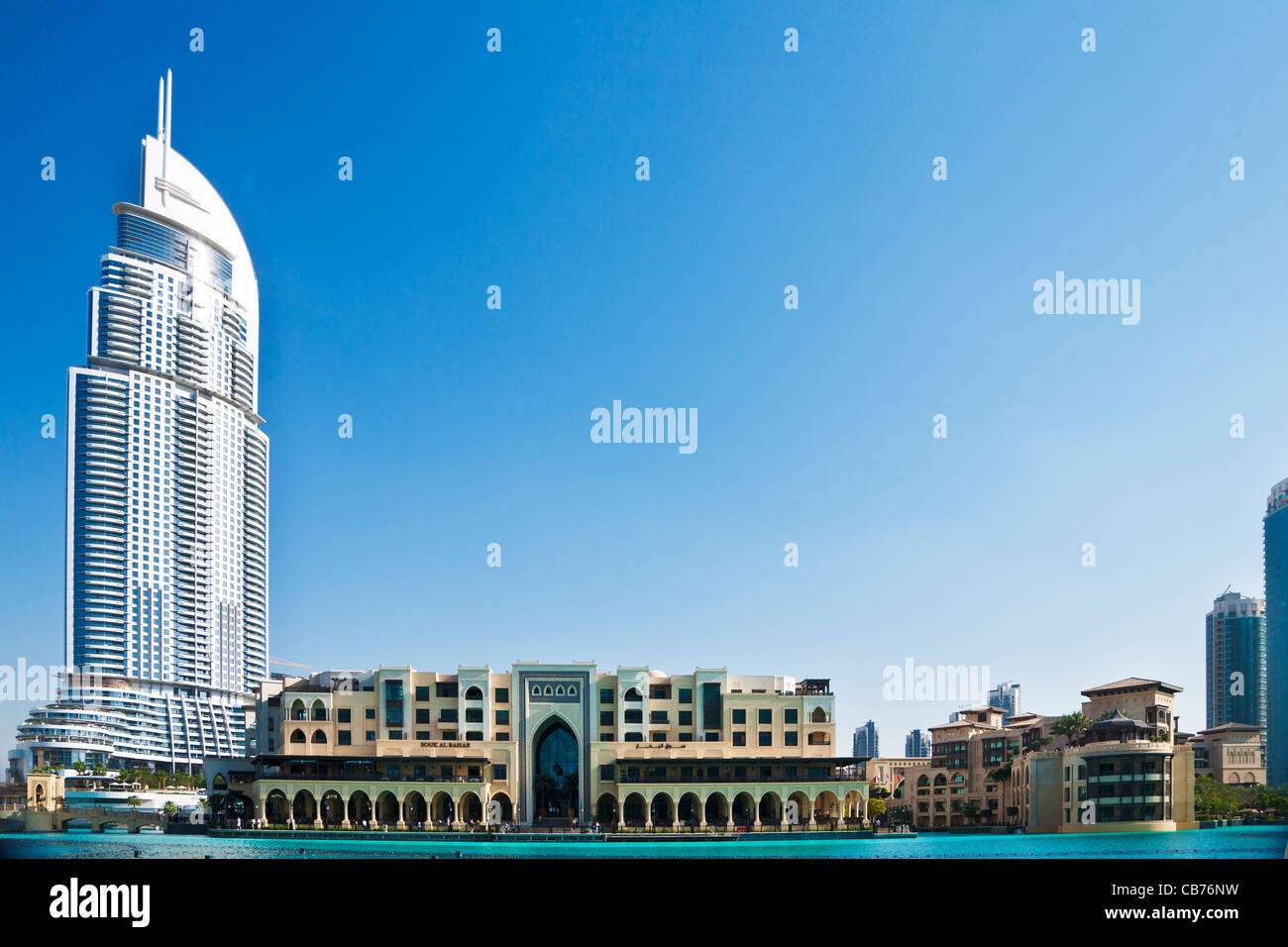 Die Innenstadt von Dubai mit der Adresse, ein fünf-Sterne-Luxus-Hotel und dem Souk al Bahar auf der rechten Seite. Stockfoto
