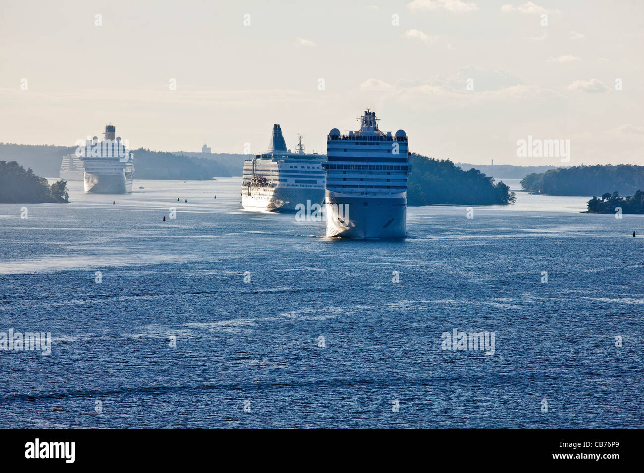 Große Kreuzfahrtschiffe Cruisen durch die Stockholmer Schären in der Ostsee-Schweden; Scandinavia; Europa Stockfoto