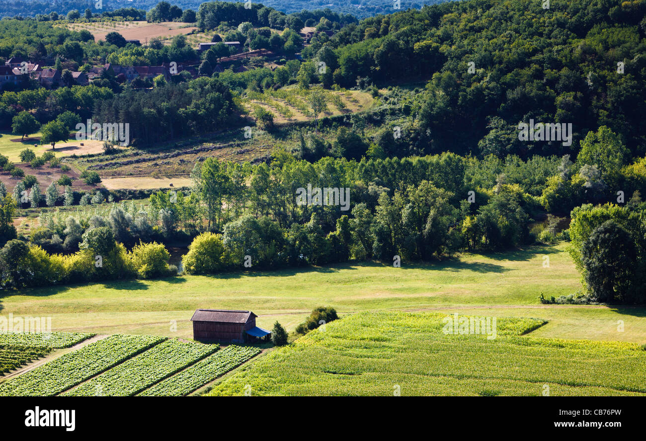 Landschaft, Frankreich - Scheune auf einem Feld in einer wunderschönen Landschaft in der Dordogne Stockfoto