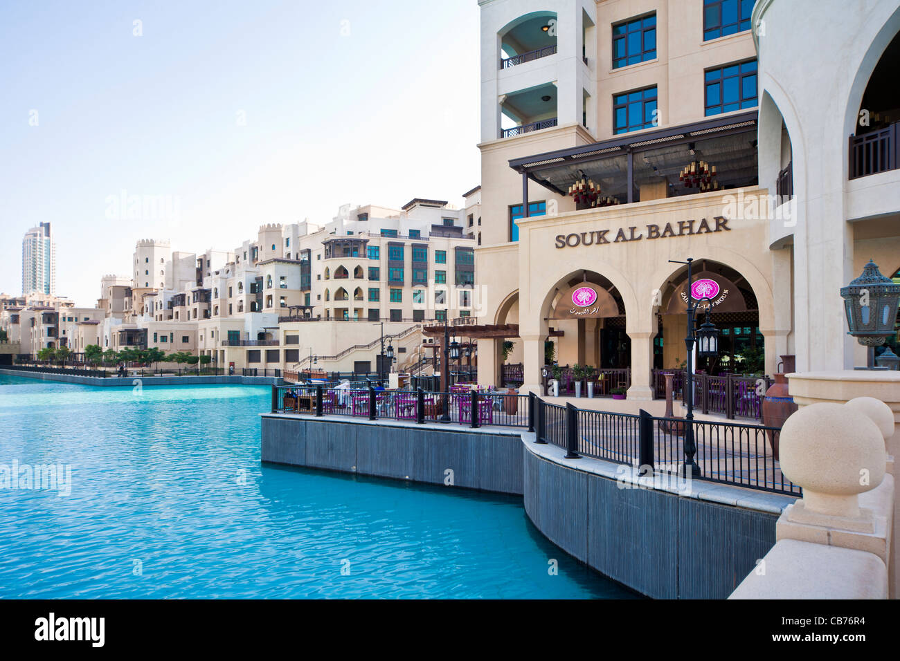 Am Ufer Arabesque-Stil-Einkaufszentrum namens dem Souk al Bahar und die künstlichen Burj-See im Zentrum von Dubai, Vereinigte Arabische Emirate Stockfoto