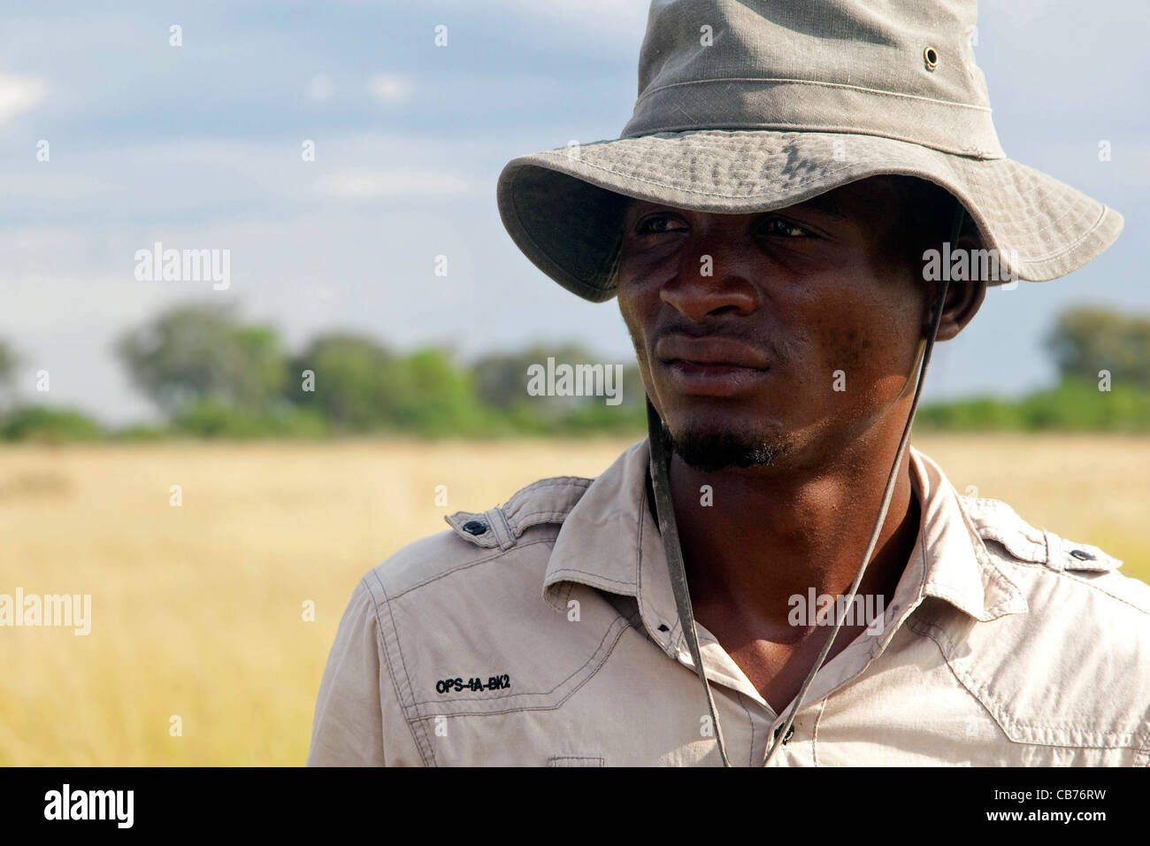 Lokalen afrikanischen Safari-Guide in das Okavango Delta, Botswana, Afrika Stockfoto