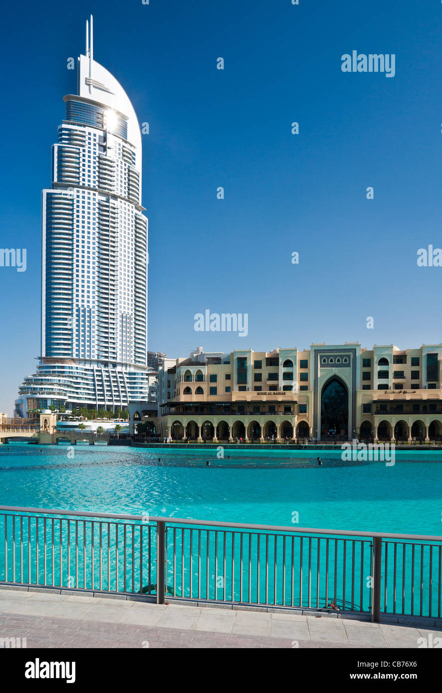 Die Innenstadt von Dubai mit der Adresse, ein fünf-Sterne-Luxus-Hotel und dem Souk al Bahar auf der rechten Seite. Stockfoto