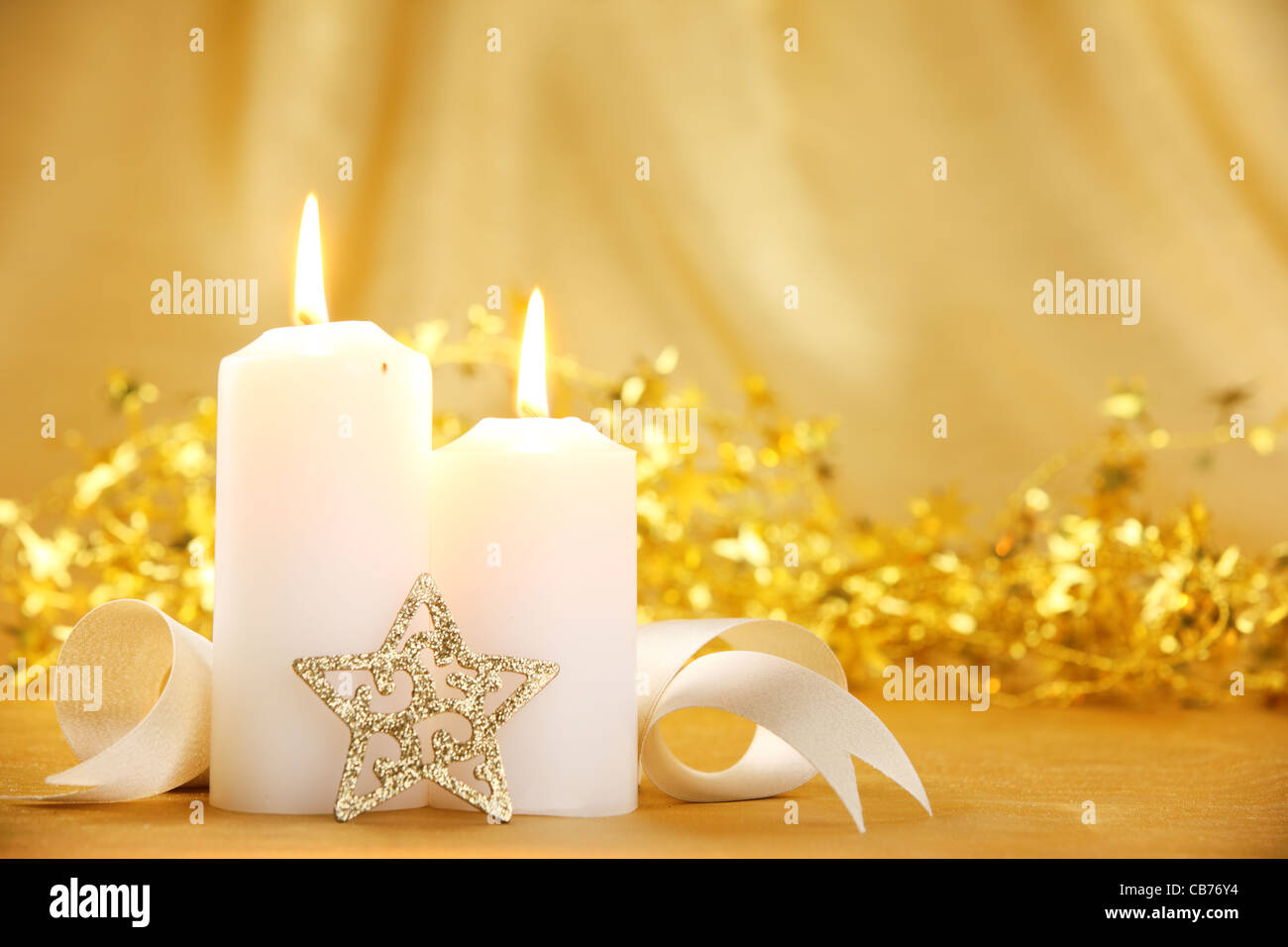 Weihnachtskerzen mit festlicher Dekoration Stockfoto