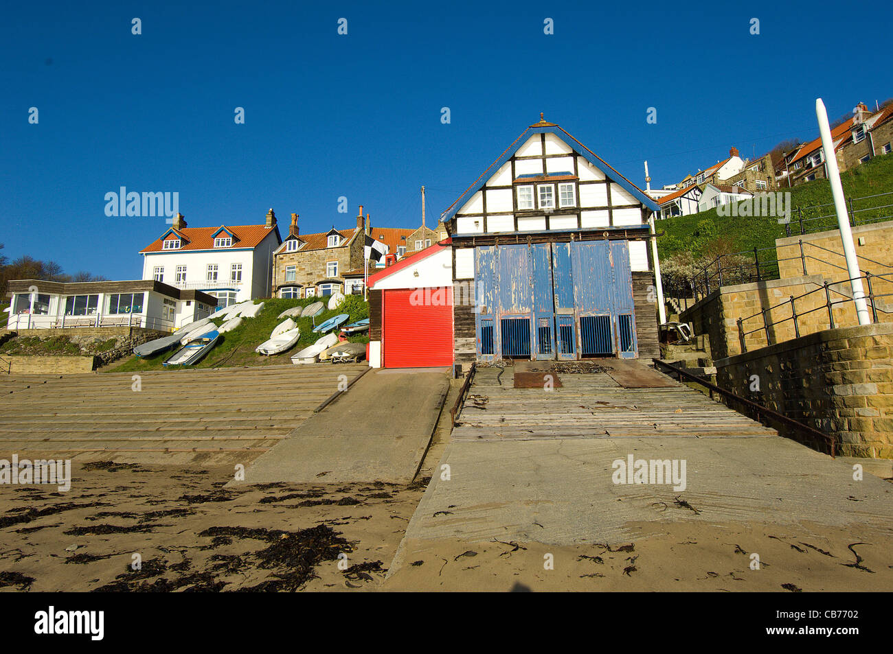 Runswick Bay in North Yorkshire, England, ist ein malerisches Fischerdorf mit einem Rutsch-Wege und altmodische Bootshaus. Stockfoto