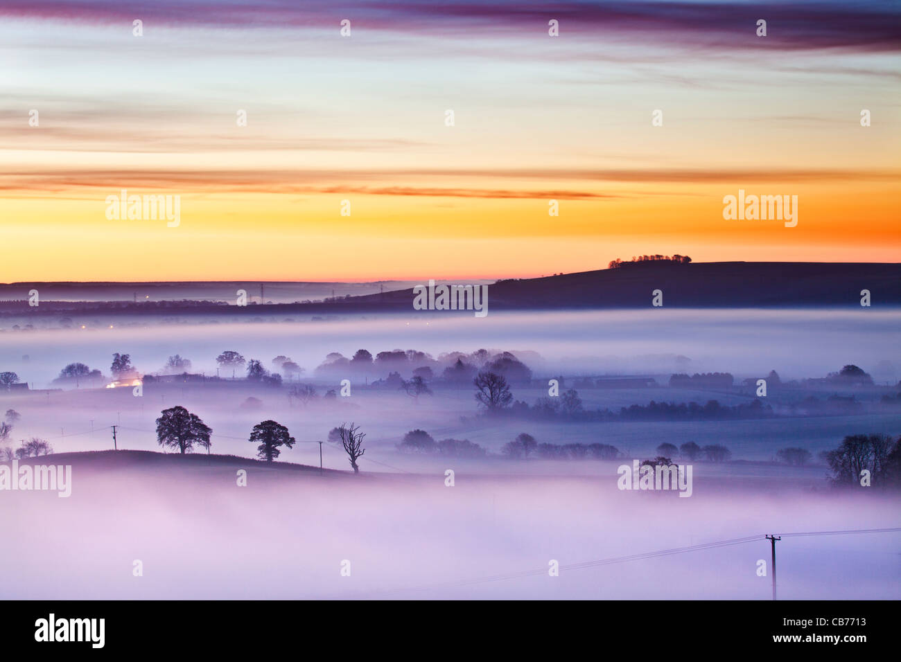 Ein Winter-Sonnenaufgang Blick vom Martinsell Hill in Vale of Pewsey in Wiltshire, England, UK Stockfoto