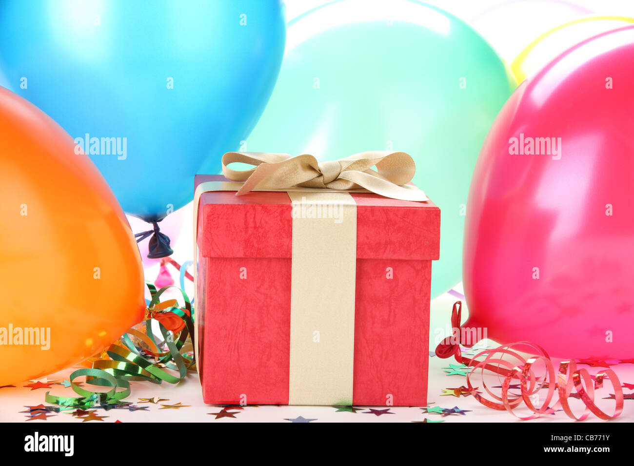 Geschenk zum neuen Jahr mit Luftballons Stockfoto