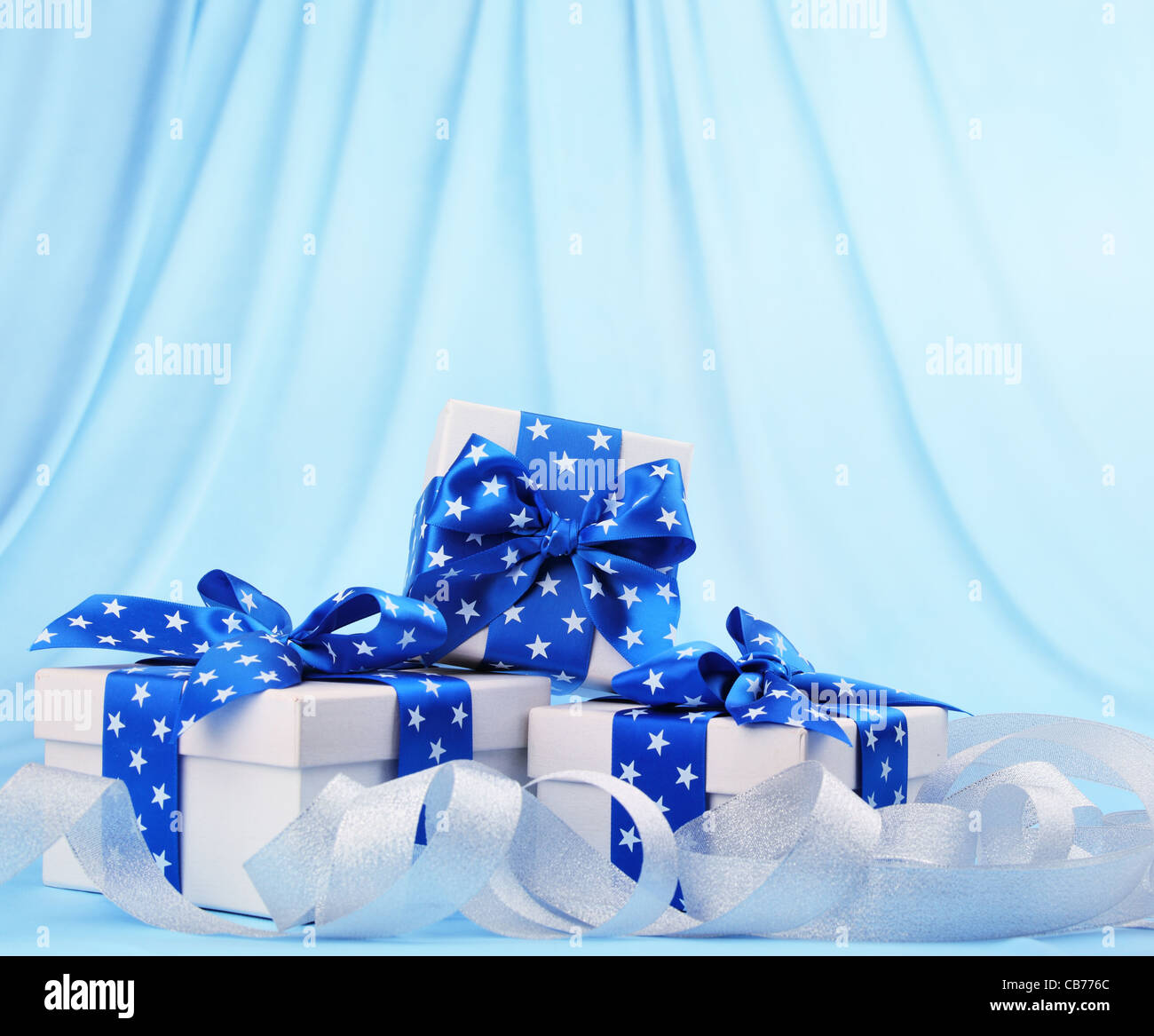 Weihnachtsgeschenke auf blauem Hintergrund Stockfoto