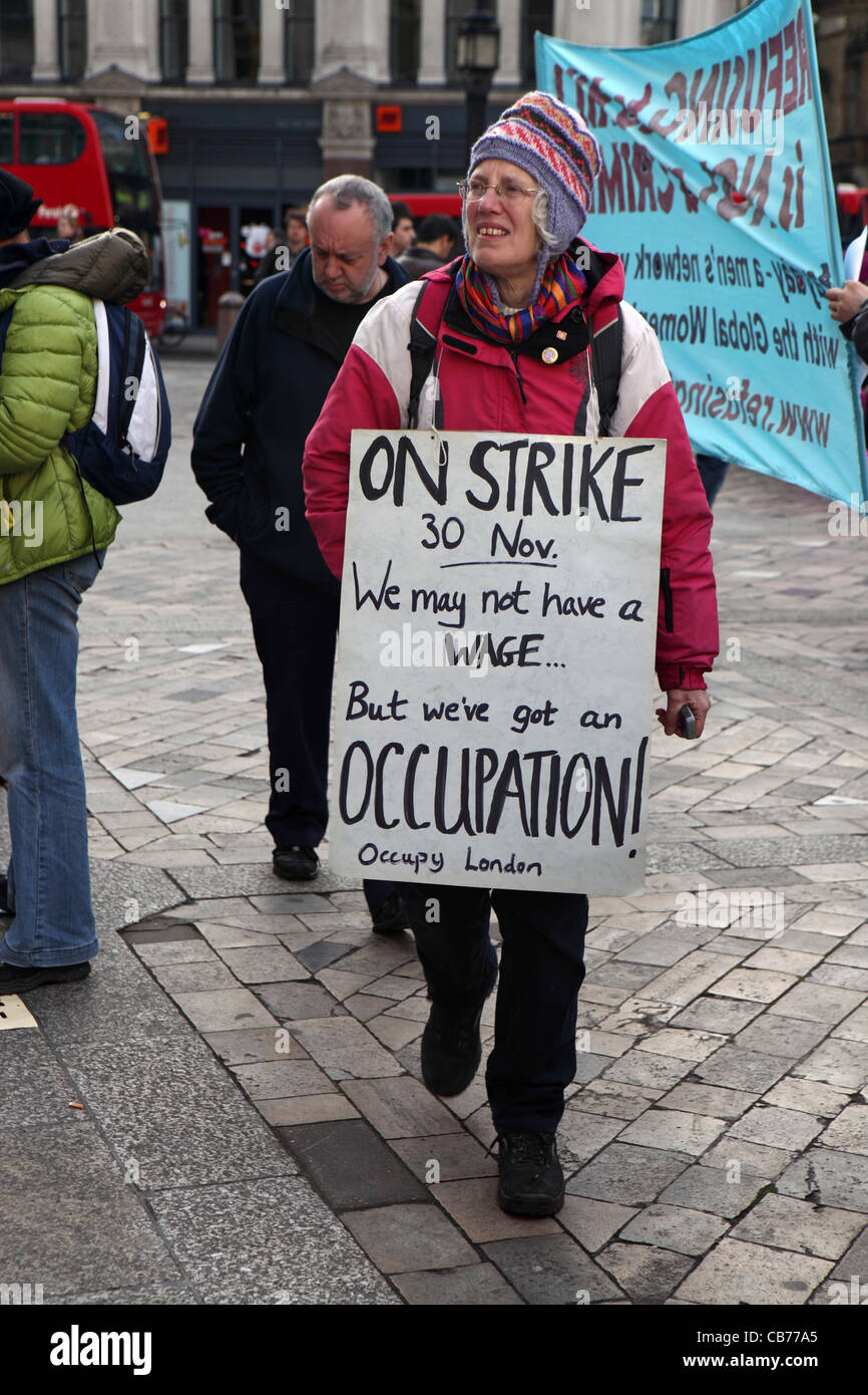 Frau Demonstrant unterstützenden öffentlichen Sektor Streikenden bei besetzen London protestieren Feldlager, St. Pauls Cathedral, London, UK Stockfoto