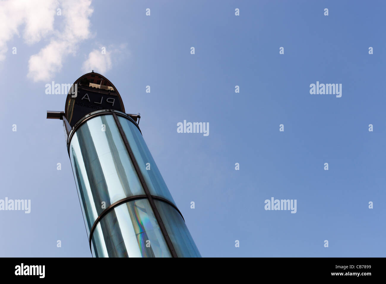 Ein Rohr und einen Spiegel über dem Potsdamer Platz in Berlin, Deutschland. Stockfoto