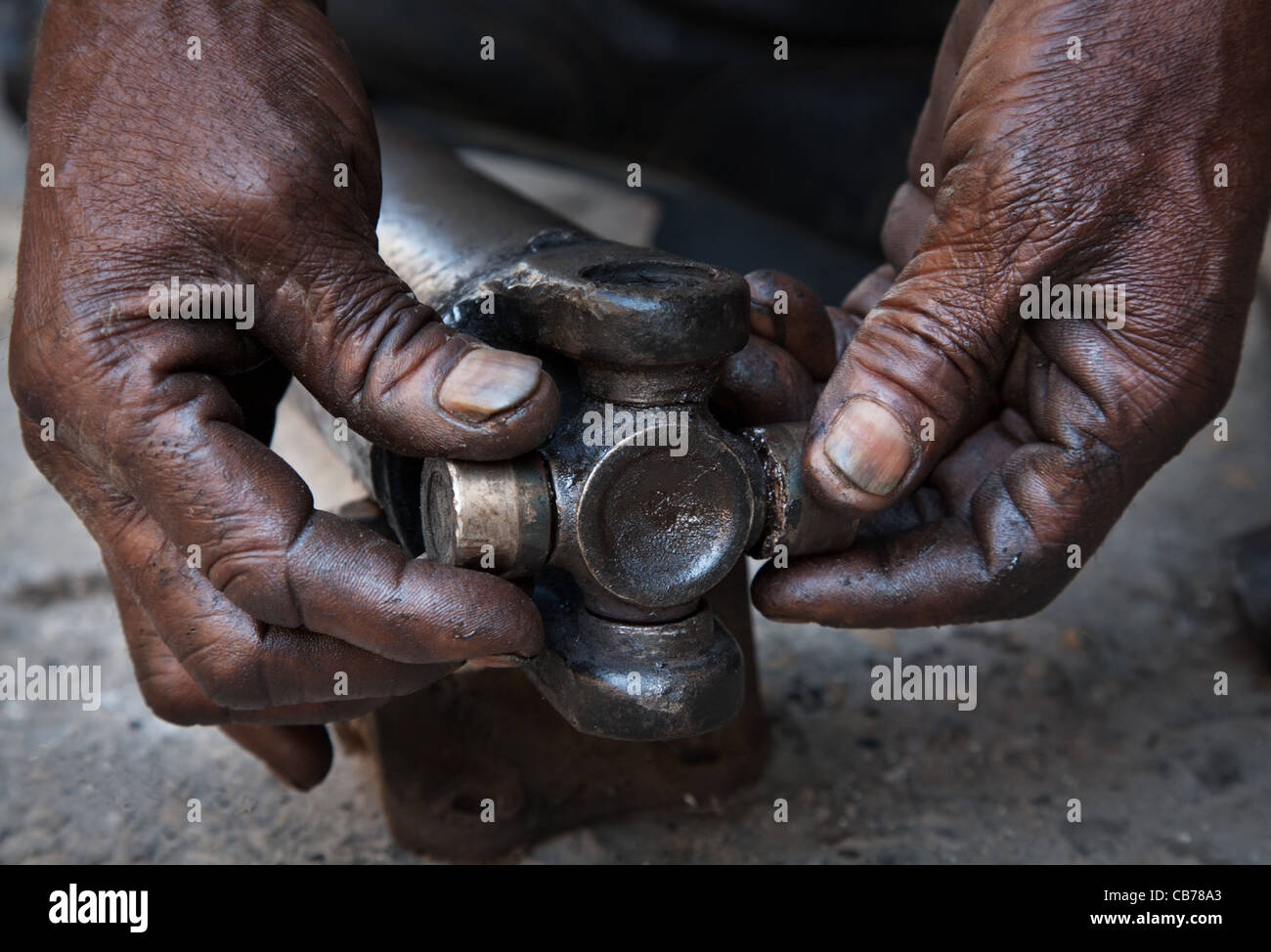 Die gefetteten Händen eines Mechanikers Festsetzung einer Getriebewelle Havanna (La Habana), Kuba Stockfoto