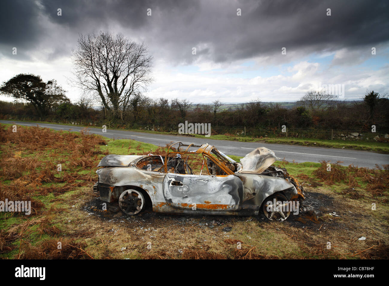 Eine ausgebrannte Mazda MX5 auf Dartmoor in Devon, England. Stockfoto