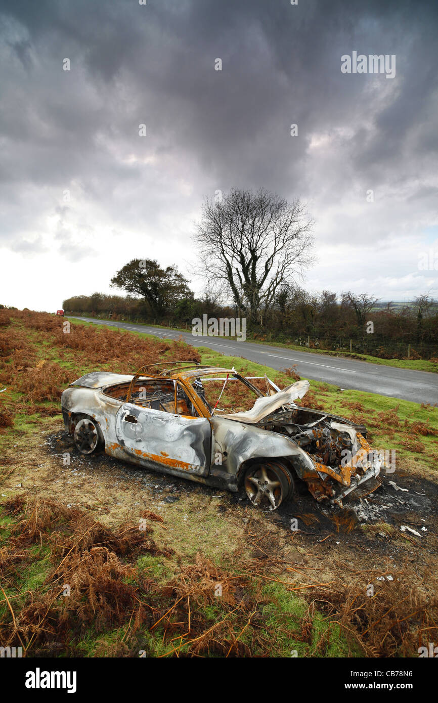 Eine ausgebrannte Mazda MX5 auf Dartmoor in Devon, England. Stockfoto