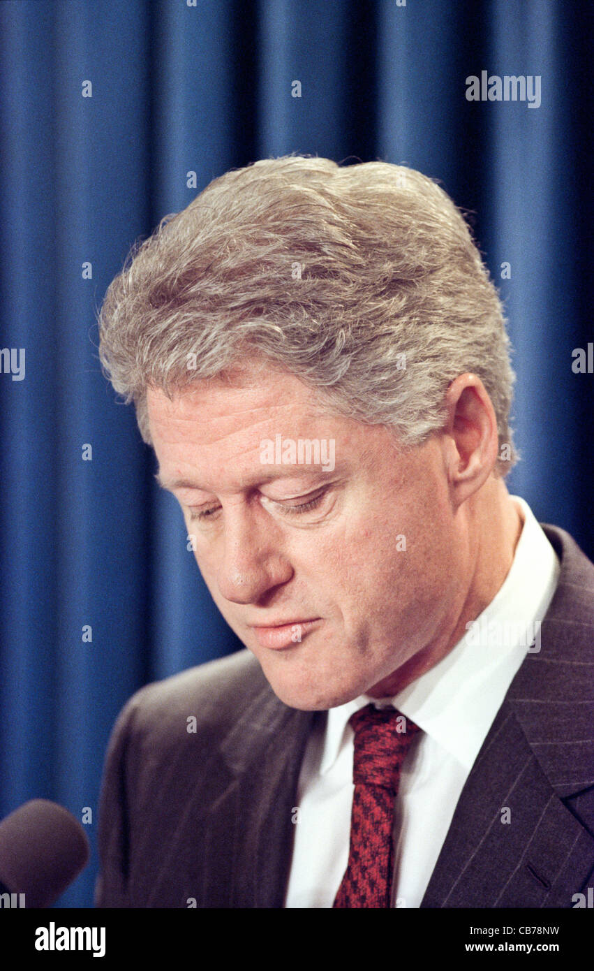 US-Präsident Bill Clinton kündigt den Beginn der Bombardements gegen serbische Ziele der US-geführten NATO-Streitkräfte, 24. März 1999 an das Weiße Haus, Washington, DC. Stockfoto