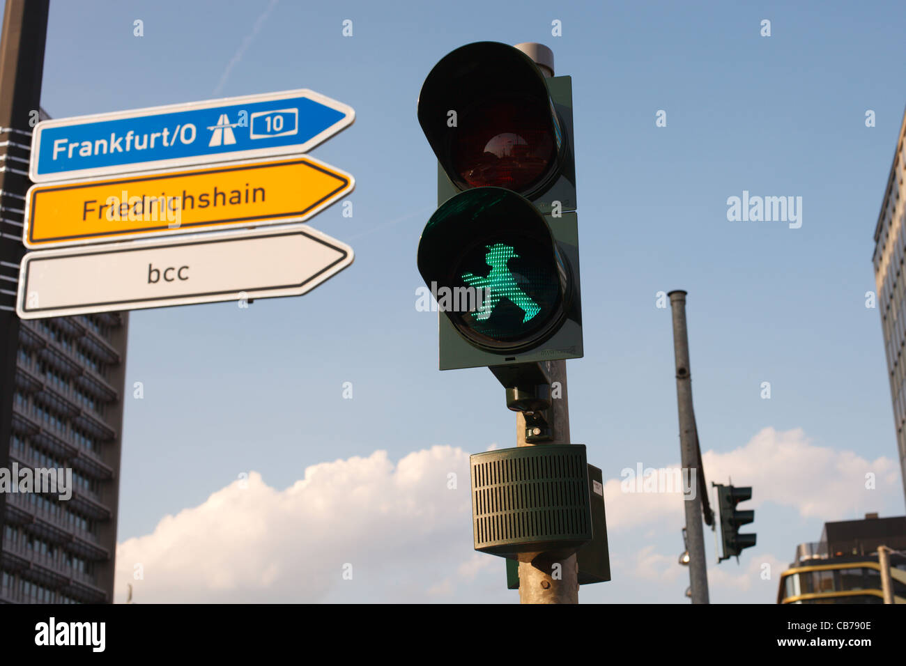 Ein unverwechselbares und etwas frech DDR Stil Fußgängerzone zu Fuß Symbol (Ampelmannchen) in Berlin, Deutschland. Stockfoto