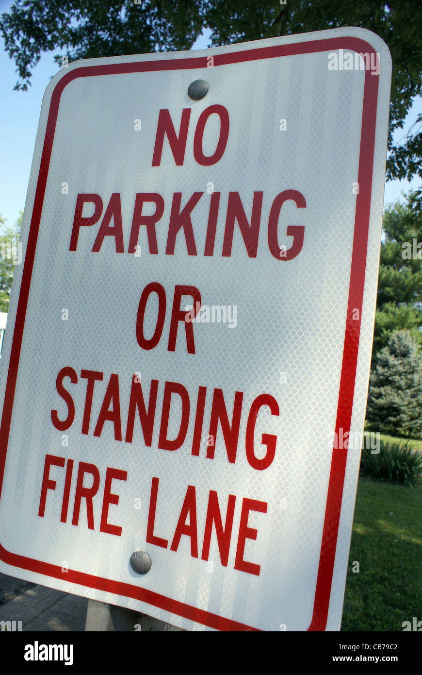 Kein Parkplatz-Schild, wegen des Seins eine Feuer-Gasse. Stockfoto