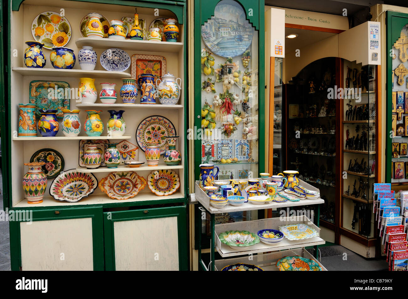 Souvenir-Shops auf der Piazza del Duomo verkaufen bunten Keramikarbeiten, Bücher, religiöse Gegenstände und vieles mehr. Die Piazza del Duomo Stockfoto