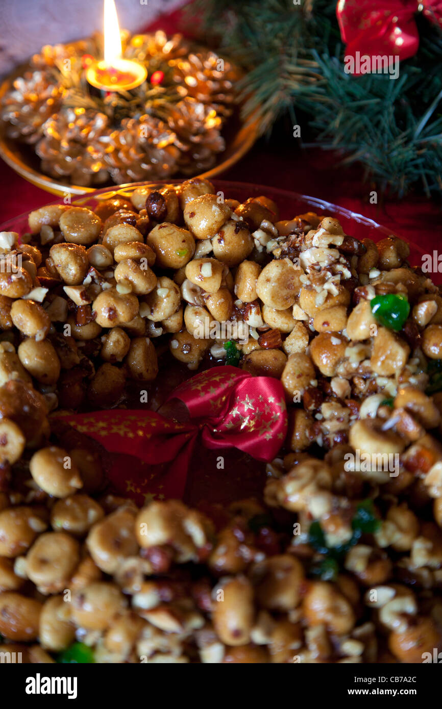 Traditionelle Weihnachten Kuchen aufgereiht auf einem Tisch zusammen mit antiken Dekorationen in einem Haushalt in Gozo in Malta. Stockfoto