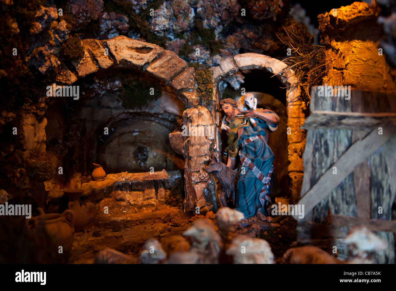 Eine künstlerische Krippe gebaut aus Polyäthylen und bevölkert mit biblischen Figuren für Show während der Weihnachtszeit in Xaghra in Malta. Stockfoto