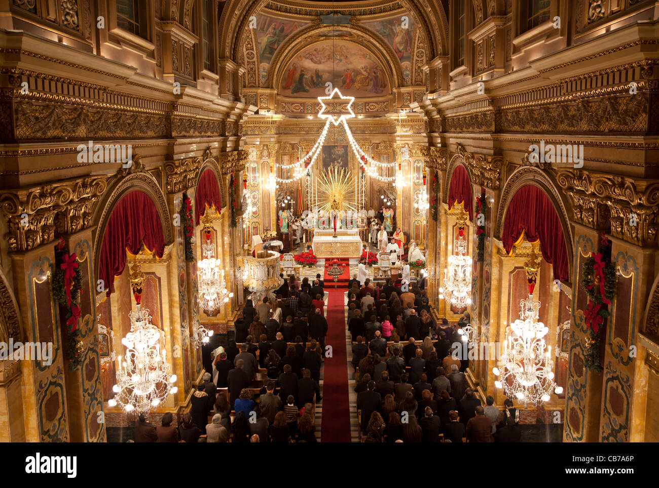 Christmette in maltesischen Pfarrkirchen ist eine prächtige Veranstaltung während Mitternacht auf Weihnachten. Stockfoto