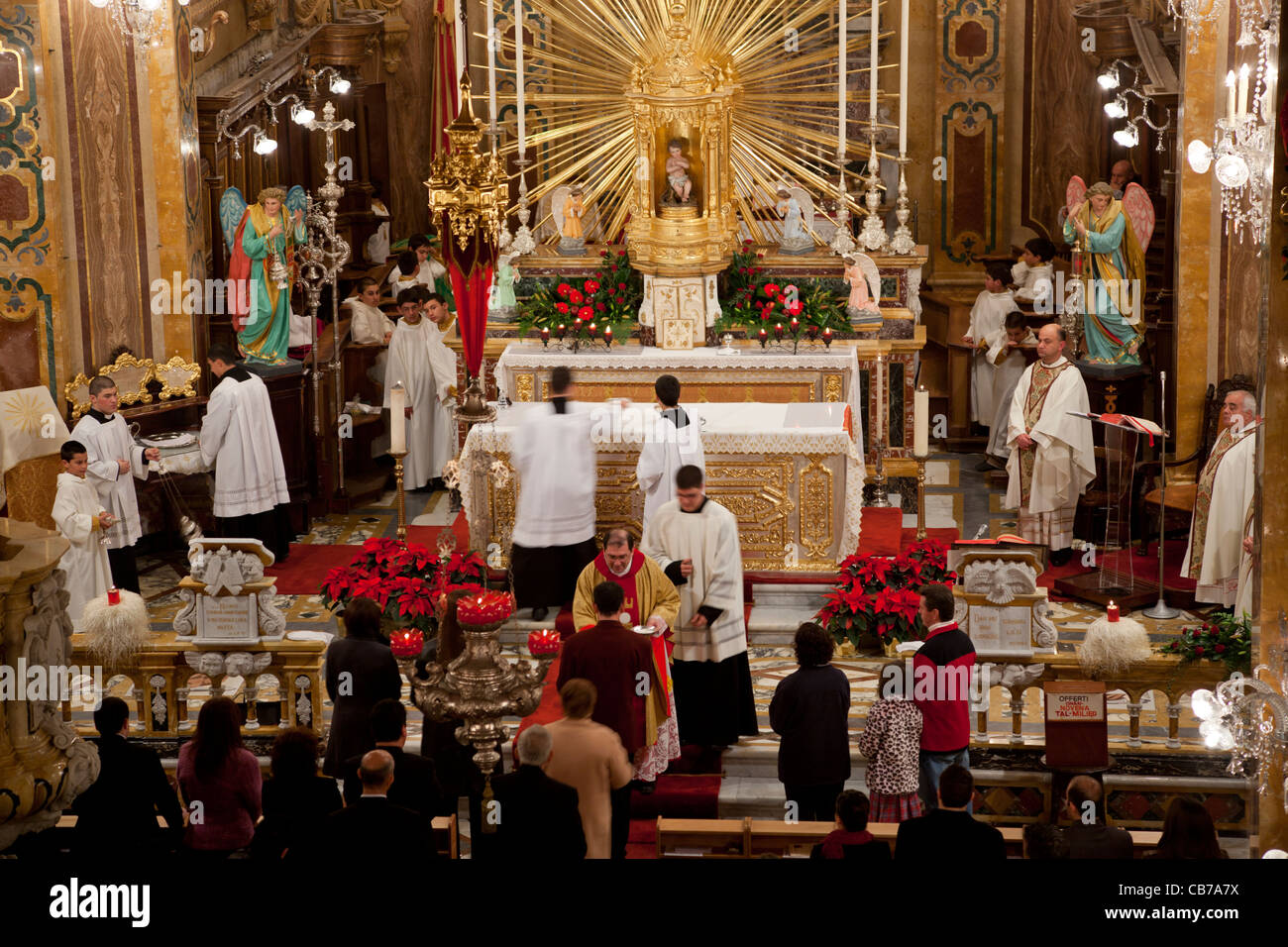 Christmette in maltesischen Pfarrkirchen ist eine prächtige Veranstaltung während Mitternacht auf Weihnachten. Stockfoto