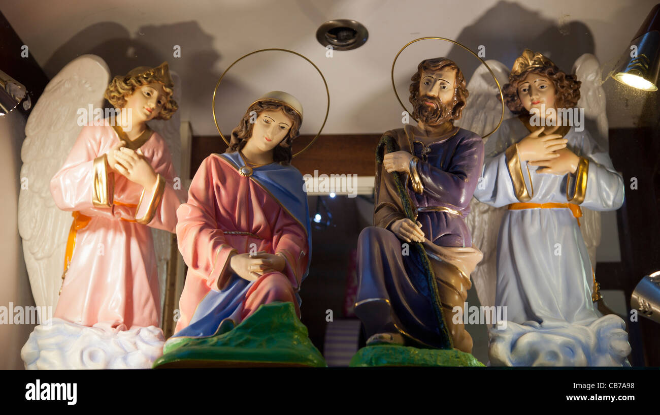 Katholische Weihnachtsfiguren oder Statuetten für Verkauf als Dekor Zubehör in einem Shop in Gozo in Malta. Stockfoto