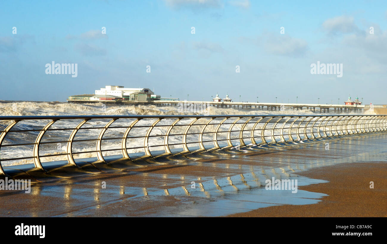 Raue See und Flut in Blackpool Stockfoto