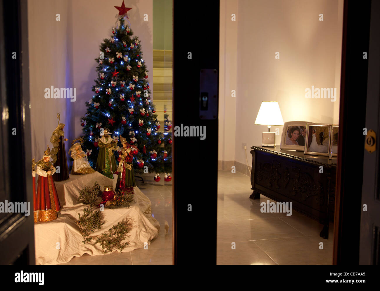 Weihnachts-Zeit-Dekor in der Stube von privaten Stadthäusern in Gozo in Malta eingerichtet. Stockfoto