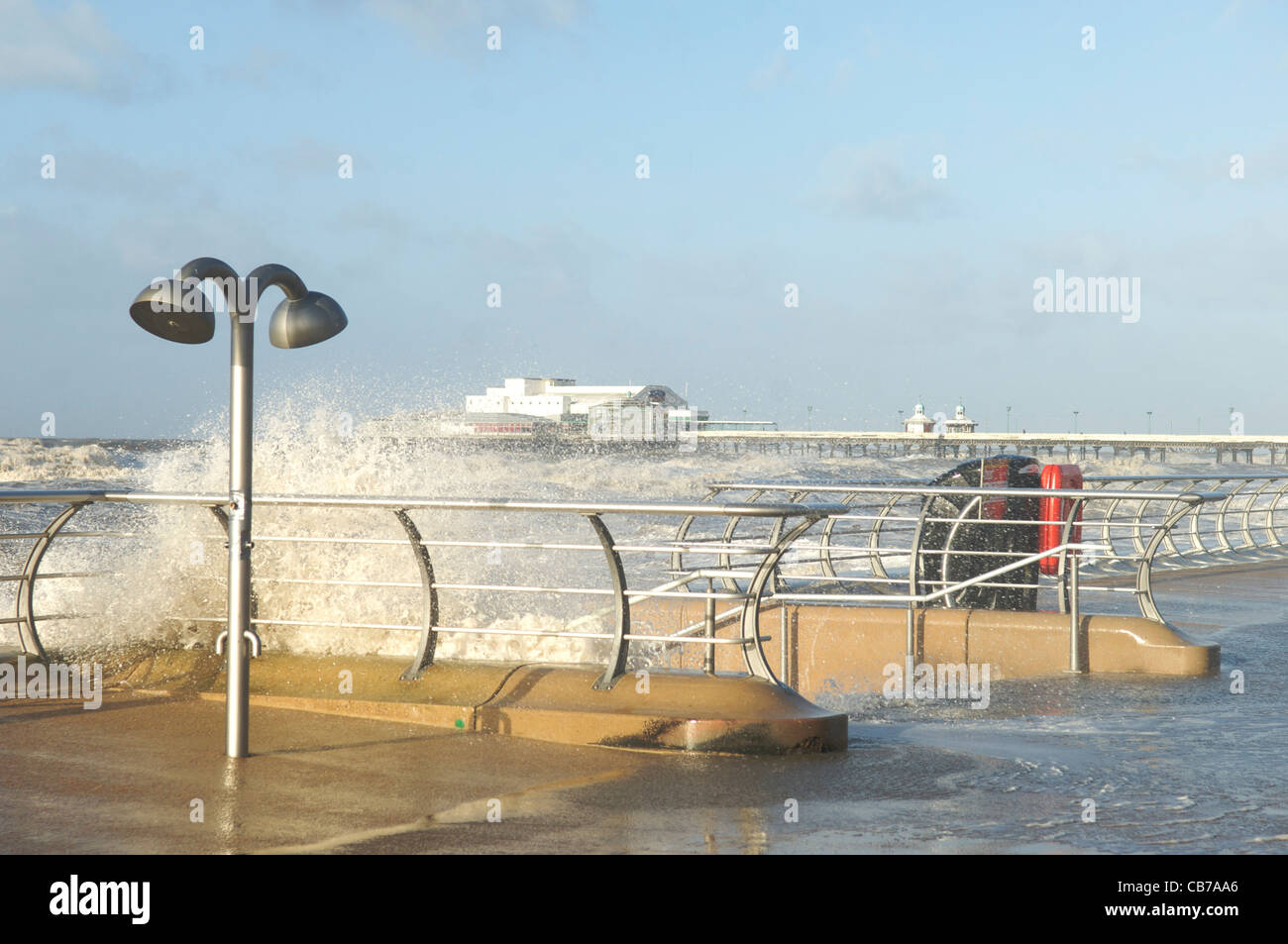 Raue See und Flut in Blackpool Stockfoto