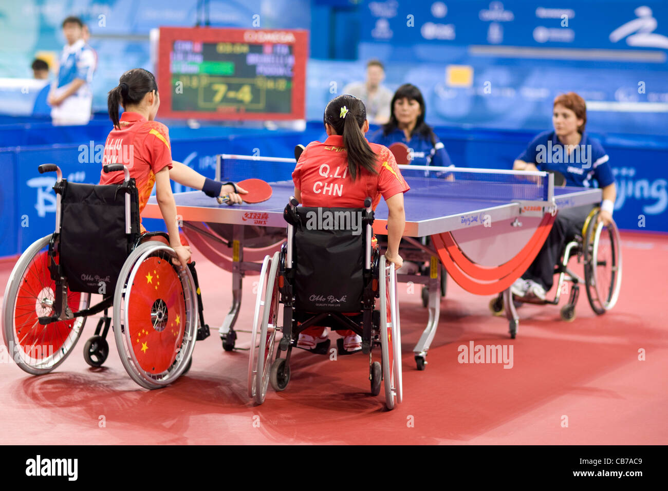 Weibliche chinesische Rollstuhl verdoppelt Mannschaft spielt Italien im Tischtennis bei den Paralympischen Spielen in Peking China. Stockfoto