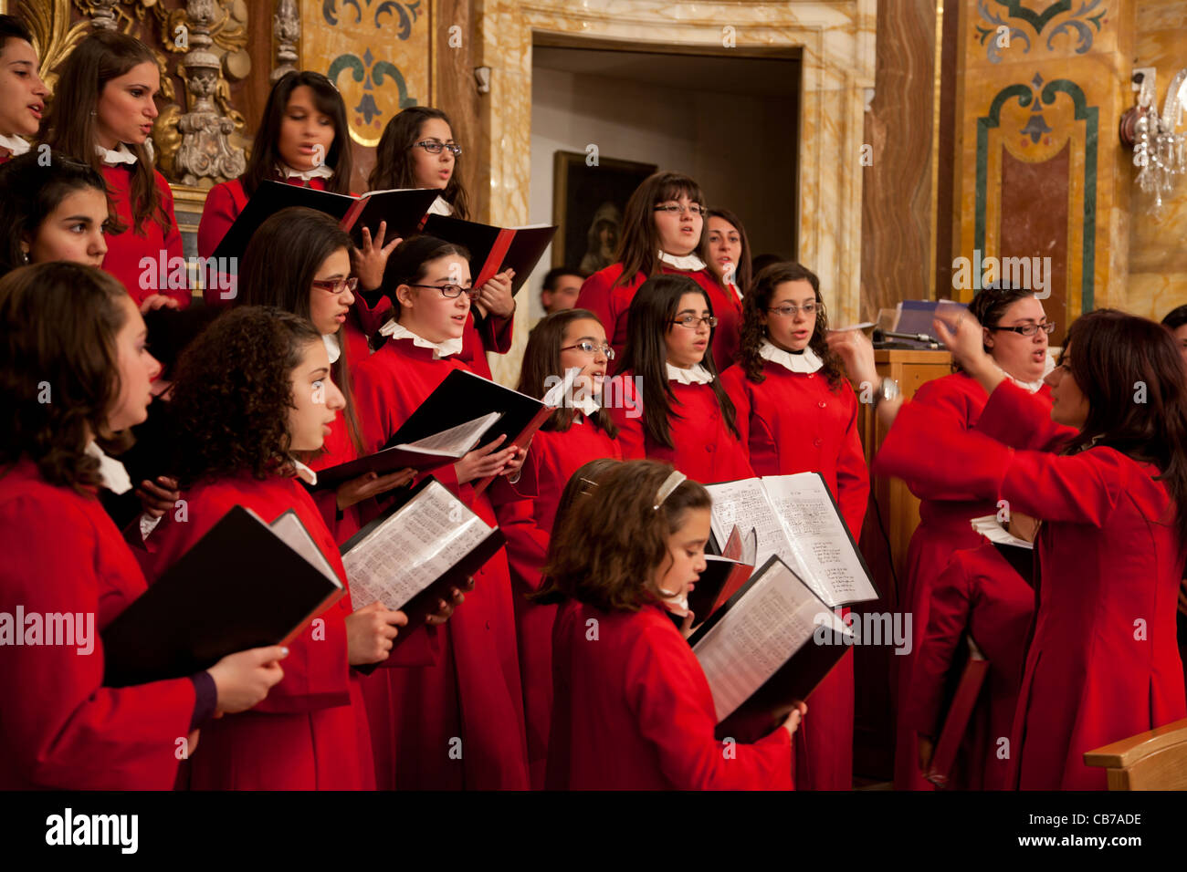 Ein Chor singt während das Hochamt am Schlag Mitternacht am Heiligabend in der Stadt von Xaghra, Gozo in Malta. Stockfoto